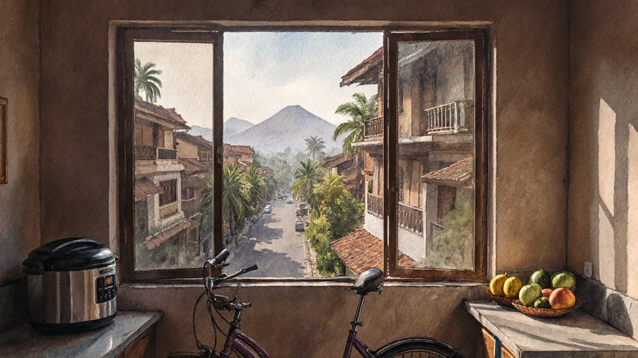 Апартаменты в Семаранге, Индонезия, с видом на вулканы и традиционной кухней.