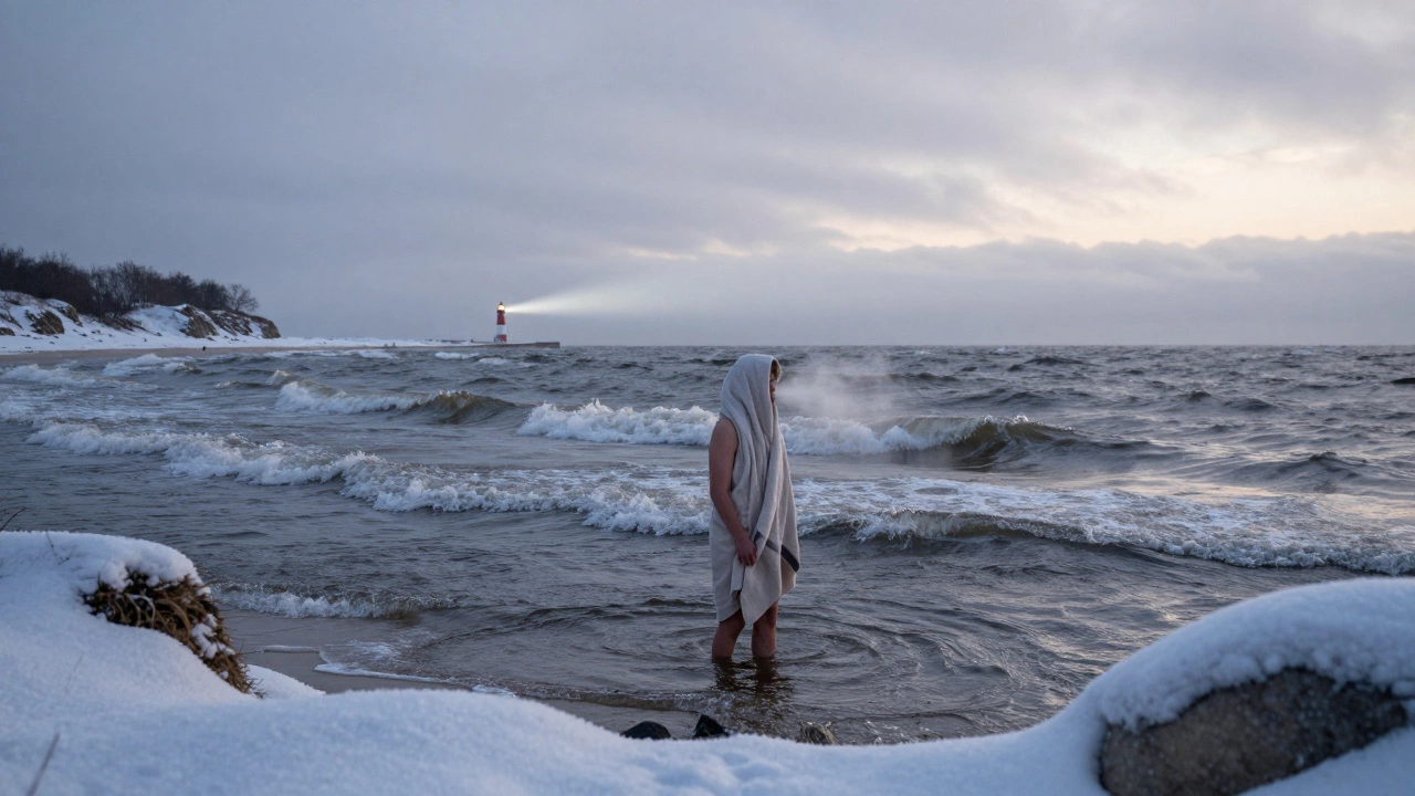 Солитарная фигура купается в холодной Балтийском море на рассвете, дыхание видно в холодном воздухе.