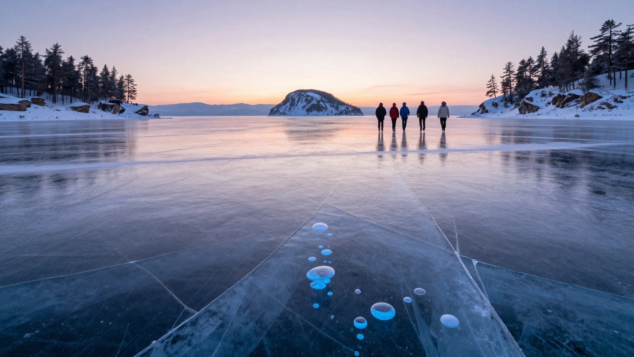 Лед на Байкале с трещинами, как стекло, и людьми, идущими по нему к острову Ольхон.