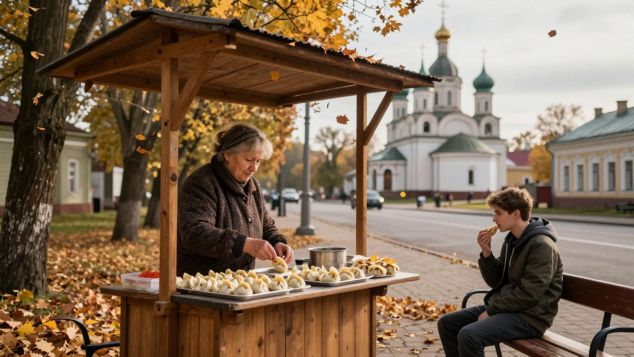 Бабушка продает пирожки на деревянной лавке, турист ест на скамейке, за ней — церковь.