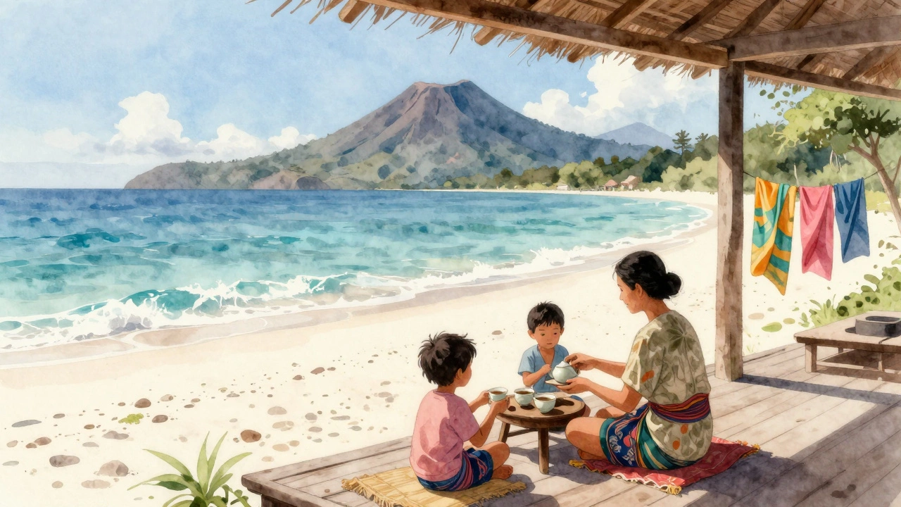 Местная семья в Ломбоке, Индонезия, угощает чаем на веранде с видом на безлюдный пляж и вулканы.