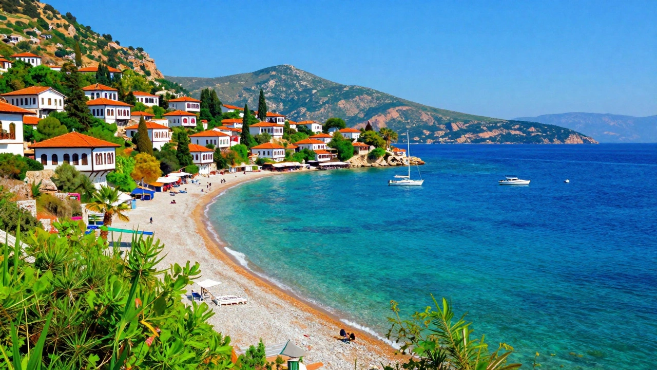 Живописное побережье Турции с белыми зданиями и закатом